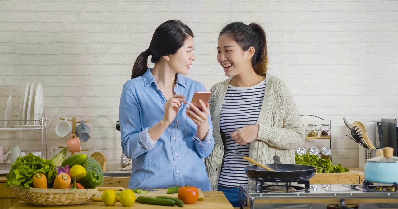 Two friends enjoying organic social media advertising in Japan from favourite brand