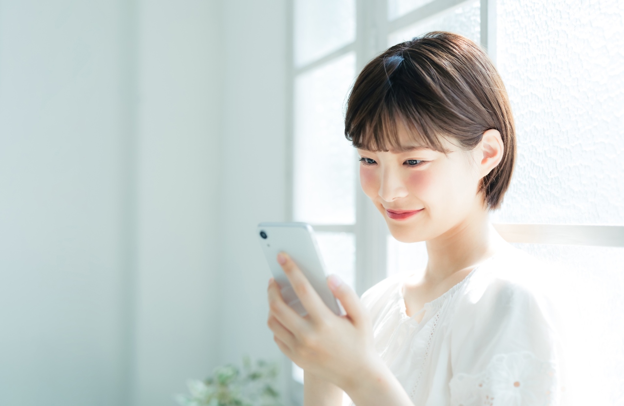 Young Japanese woman searching for product online – SEO marketing in Japan 2022