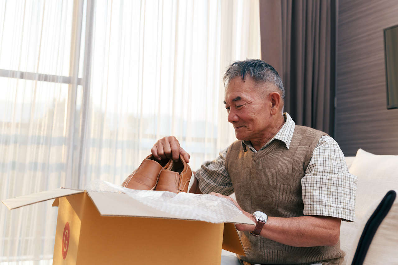 Senior Japanese man using best ecommerce in Japan in 2023