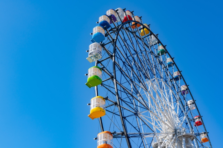 Blue sky and ferris wheel for brands that integrate Japanese content marketing effectively