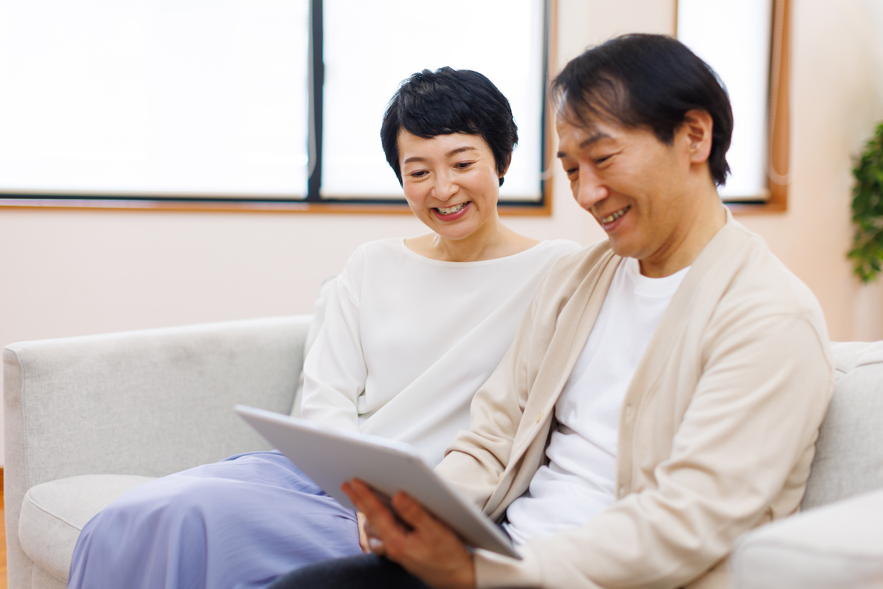 Couple looking at search results from Japanese search engine market