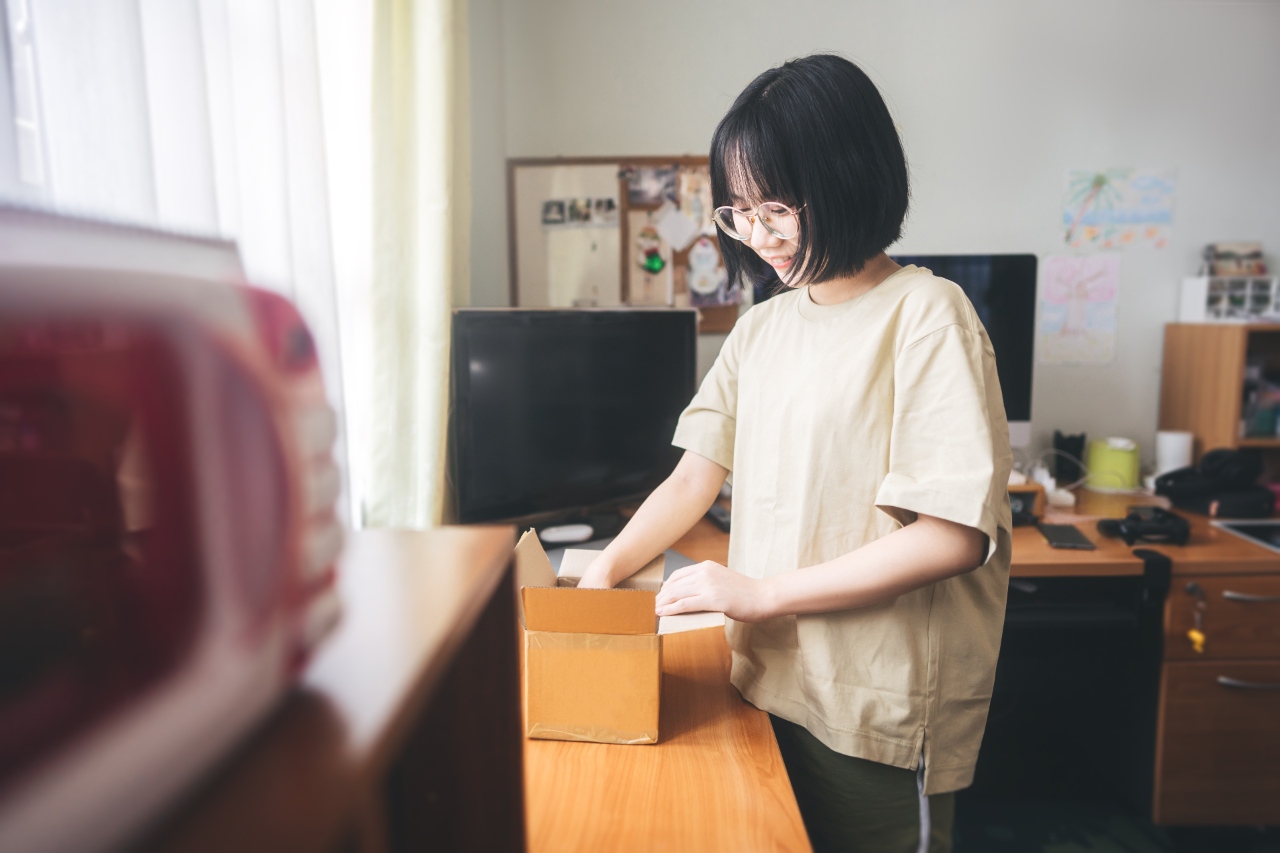 female-customer receiving goods from Japanese ecommerce market