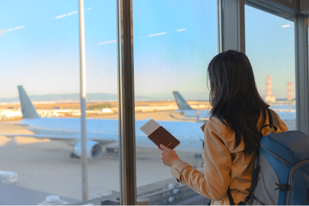 日本の円安でインバウンド需要が増加し飛行機で旅行にいく外国人観光客