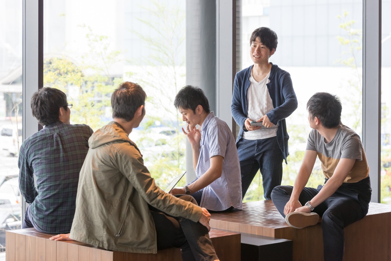 Japanese marketing team collaborating across departments for online advertising in Japan