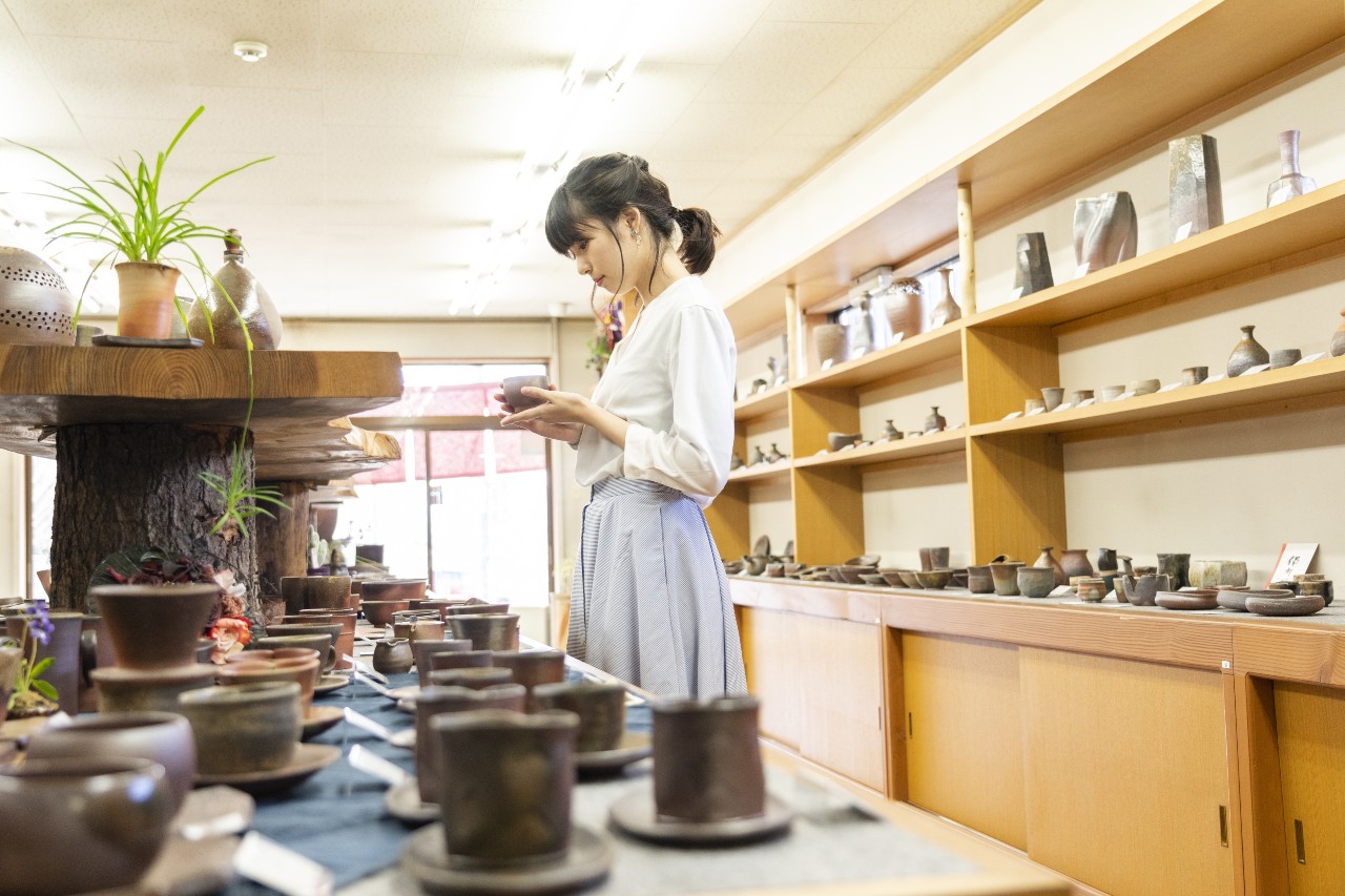 Japanese shopper browsing products and thinking about sustainability in Japan
