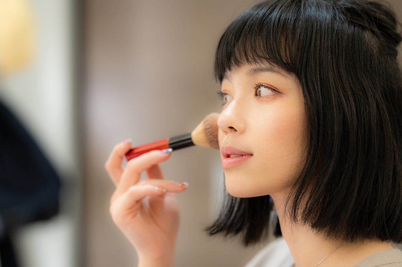 Lady putting on makeup – key sector for Japanese market entry 2022
