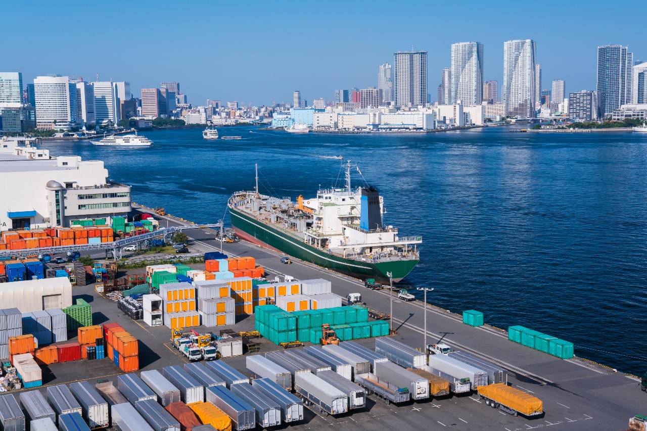 Photograph of Tokyo port and shipping containers used for logistics in Japan
